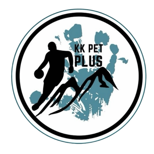 Logo KK Pet Plus sa košarkašem i planinama.