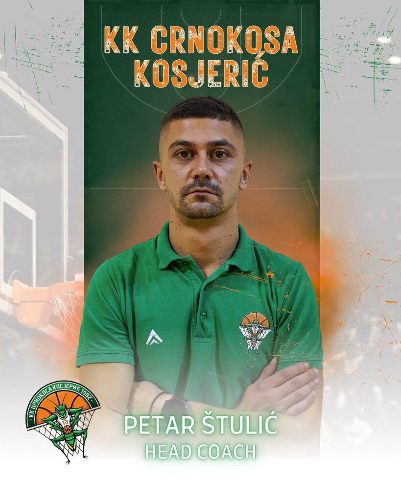 Trener KK Crnokosa Košjerić, Petar Štulić, u zelenoj majici.