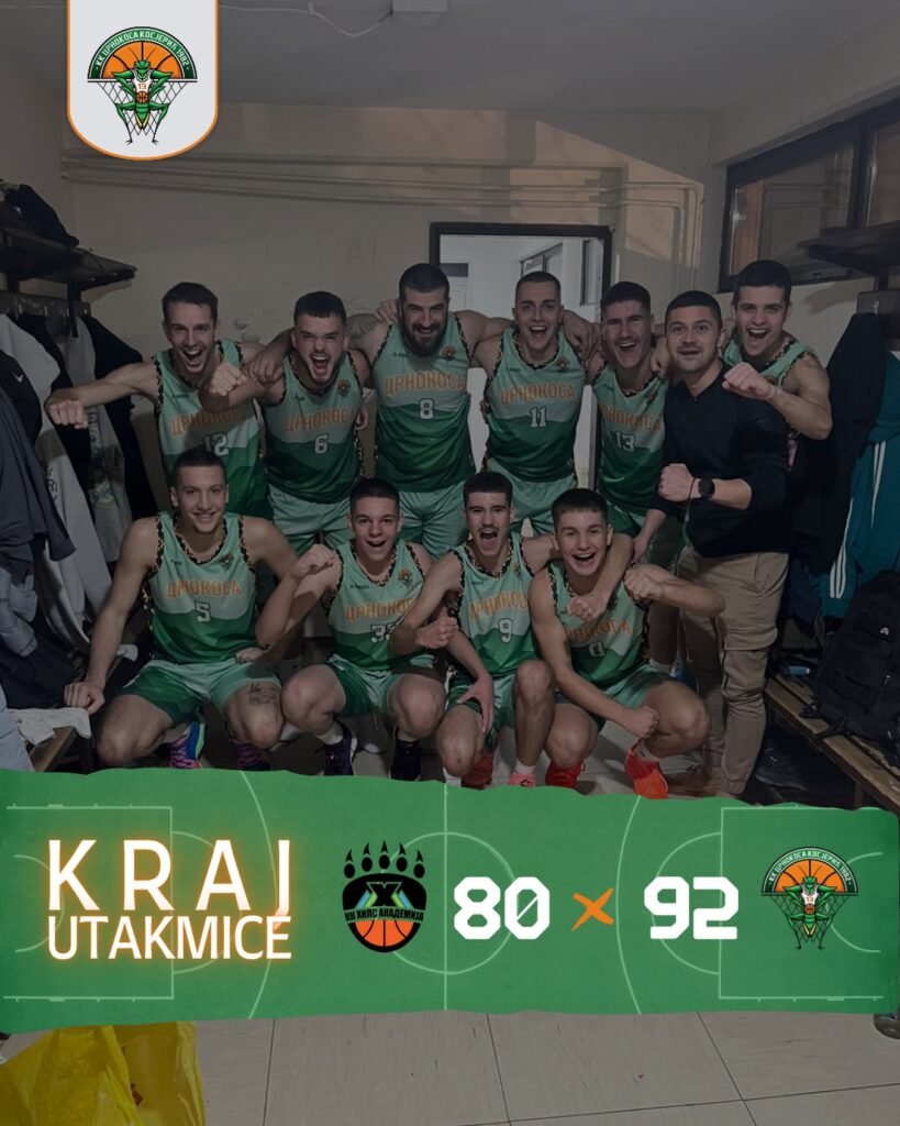 Tim u sportskim uniformama, osmehnuti i u slavljeničkom raspoloženju.