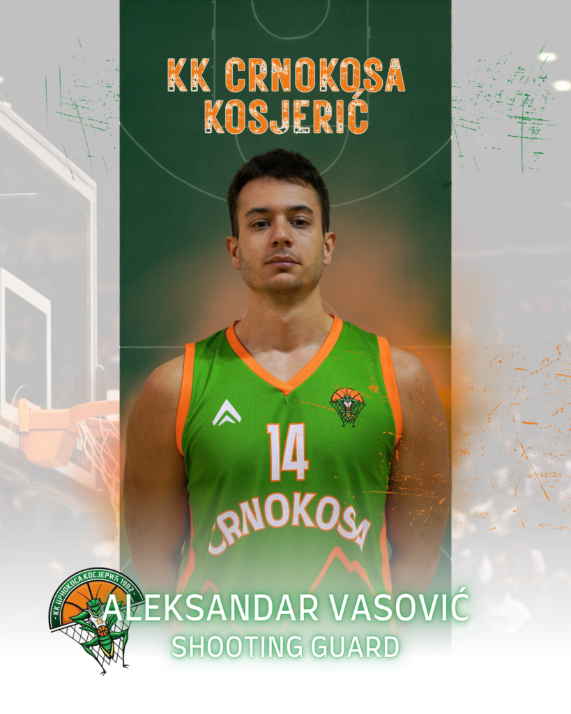 Košarkaš u zelenoj i narandžastoj uniformi, sa brojem 14, pozira na terenu.