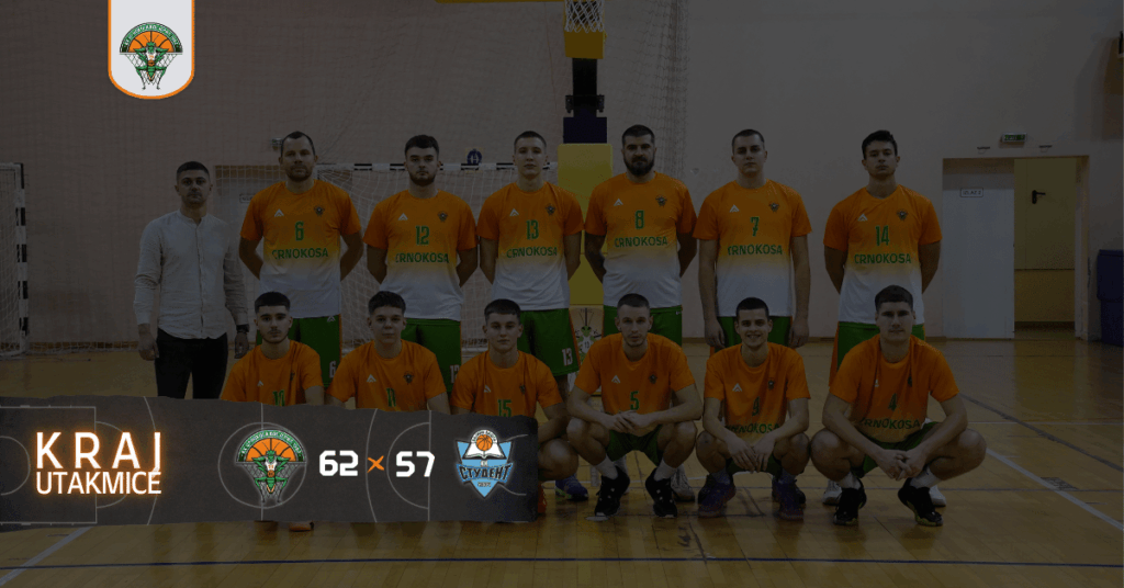 Grupna fotografija košarkaša Crnokose, rezultat 62:57 na baneru