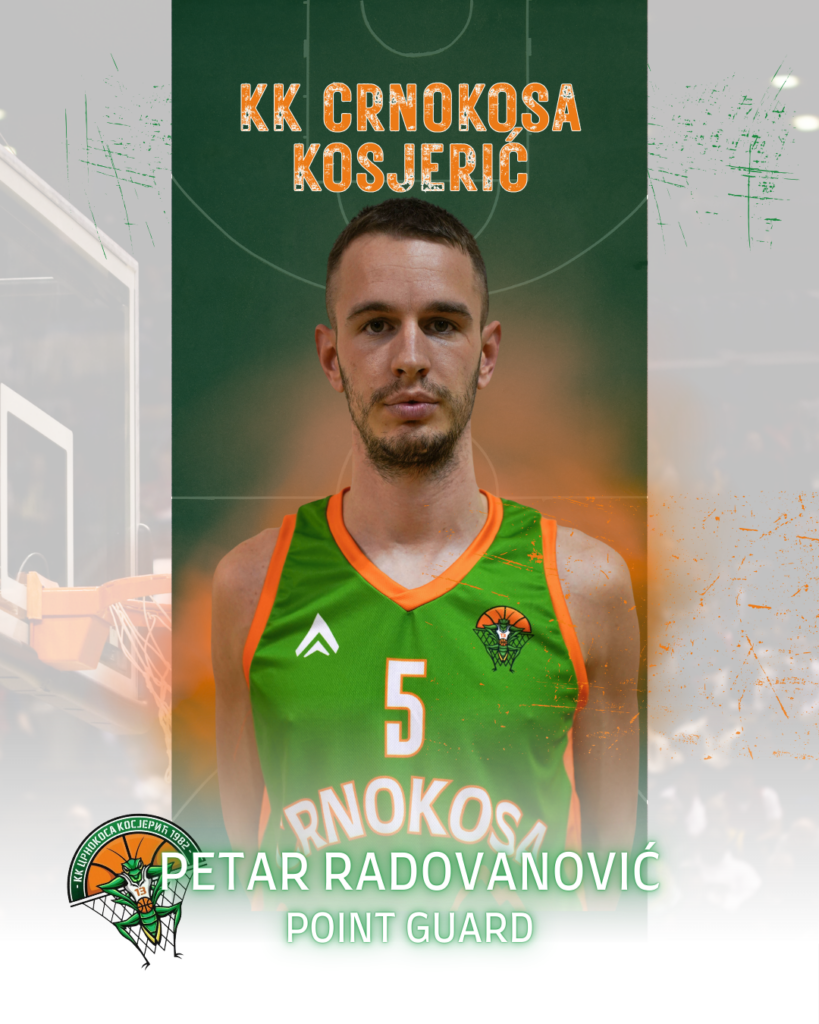 Muškarac u košarkaškoj uniformi, zelena majica sa brojem 5, pozira na terenu.