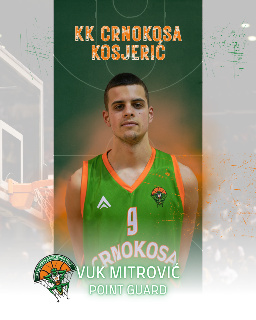 Košarkaš u zelenoj uniformi sa brojem 9, Vuk Mitrović, pozira.