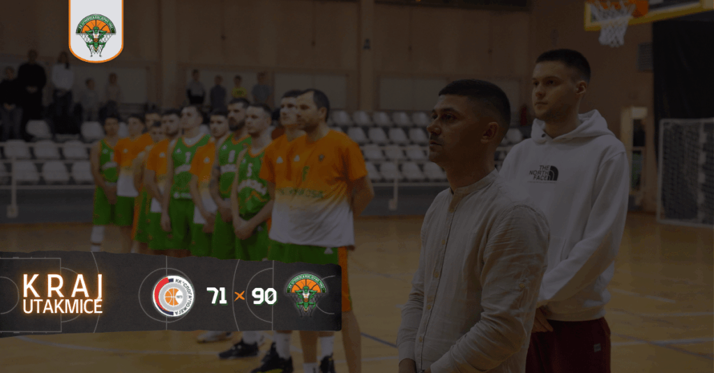 Košarkaši postrojeni u hali, grafika „Kraj utakmice 71:90“