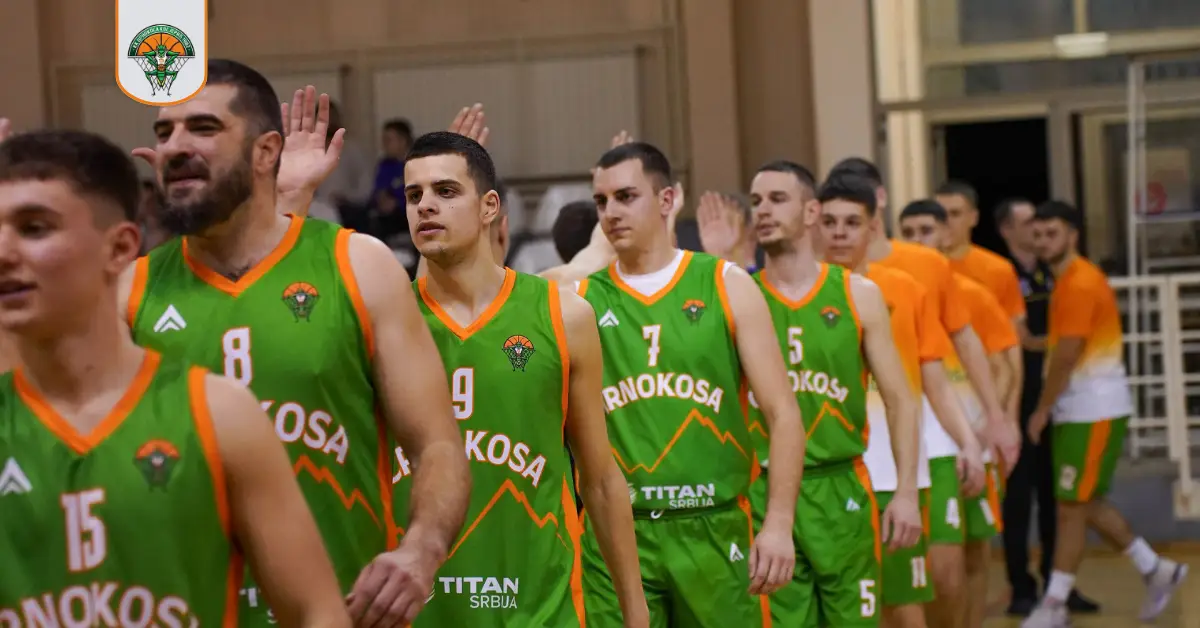 Košarkaši u zelenim dresovima stoje u redu u hali